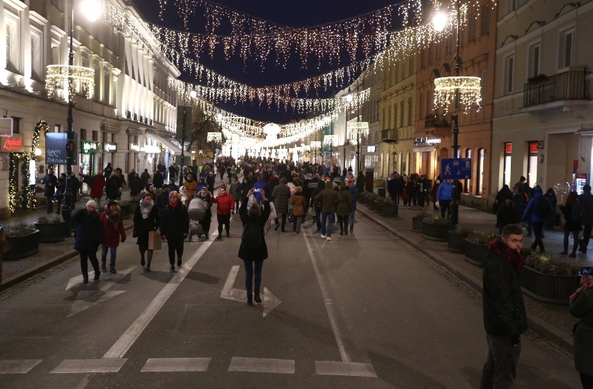 Tłumy spacerowiczów na Nowym Świecie. Mieszkańcy stolicy wrócili ze świątecznego wypoczynku [ZDJĘCIA]