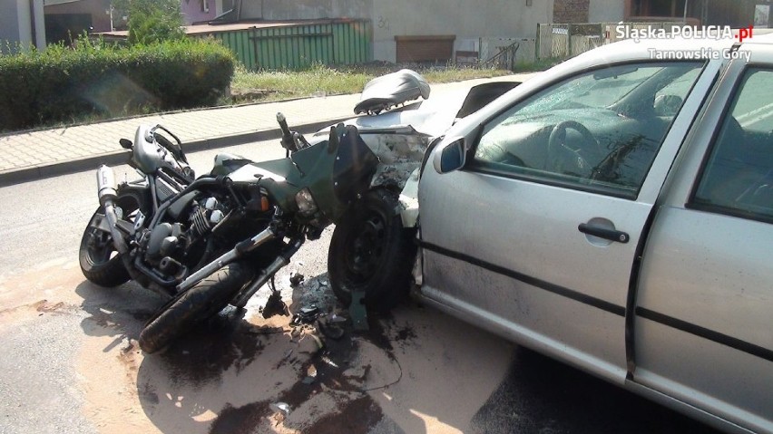 Wypadek w Bobrownikach Śląskich. Motocykl zderzył się z osobówką, są ranni [ZDJĘCIA]