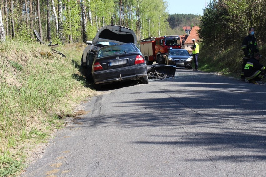 Wypadek w Ostrówcach. Dwie osoby zabrane do szpitala [nowe zdjęcia] 