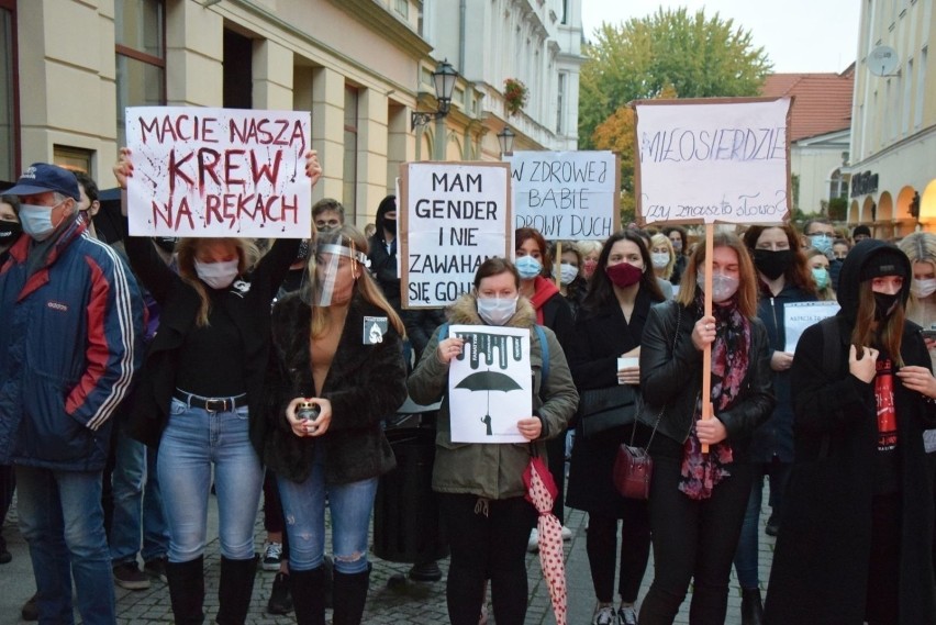 Manifestacji kobiet, które odbywają się w Zielonej Górze,...