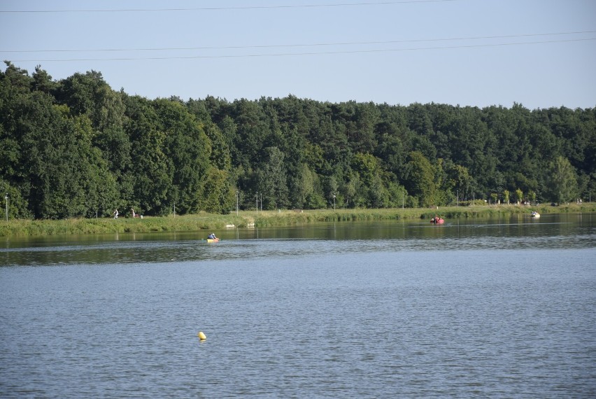 Kąpiel, plażowanie, czy rowery - teren wokół zalewu w Skierniewicach jest doskonałym miejscem do letniego wypoczynku