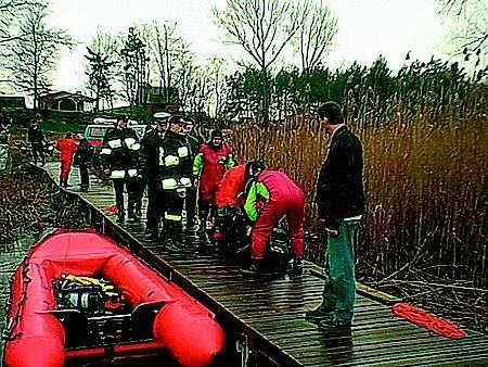 Leszczyńscy strażacy mają nowe sanie i kombinezony służące do poruszania się w wodzie i na lodzie.
