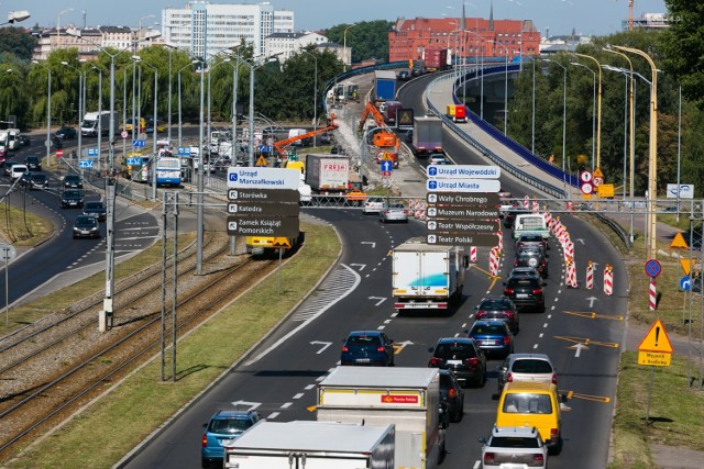 Zobacz także: Uwaga kierowcy. 10 dni horroru w centrum [ZDJĘCIA][g]13411092[/g]

W związku z powyższym  funkcjonariusze Policji, Żandarmerii Wojskowej i ZDiTM w razie potrzeby kierują ruchem na wybranych skrzyżowaniach:
Most Długi – Wyszyńskiego - Nabrzeże Wieleckie – przełączenie sygnalizacji na żółty, kierowanie ruchem przez funkcjonariuszy.Energetyków – Celna przełączenie sygnalizacji na żółty migający – kierowanie ruchem w szczególności pojazdów komunikacji miejskiej przez Nadzór Ruchu ZDiTM,Brama Portowa – pozostawienie włączonej sygnalizacji z kierowaniem ruchem przez funkcjonariuszy w szczególności prawoskręt z ul. Wyszyńskiego na al. Niepodległości.Brama Królewska – pozostawienie włączonej sygnalizacji. W razie potrzeby jejwyłączenie i kierowanie ruchem przez funkcjonariuszy.Zalecany objazd Trasy Zamkowej przebiega przez ul. Energetyków - Most Długi – Nabrzeże Wieleckie – Łącznica Trasy Zamkowej – Brama Królewska – Pl. Żołnierza.

Na skrzyżowaniu Brama Królewska w przypadku znaczącego zmniejszenia przepustowości również może nastąpić przełączenie sygnalizacji świetlnej na żółty migający wraz z ręcznym kierowaniem ruchem przez funkcjonariuszy Policji i Żandarmerii Wojskowej.

