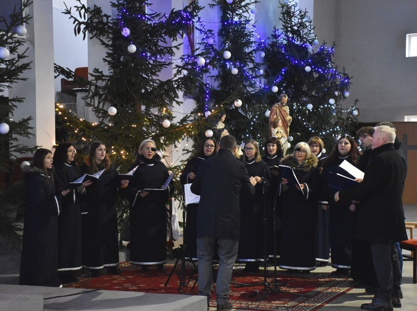 Malbork. Cantate Domino zaśpiewało kolędy dla parafian z Osiedla Południe. Niedzielny koncert w kościele św. Urszuli Ledóchowskiej