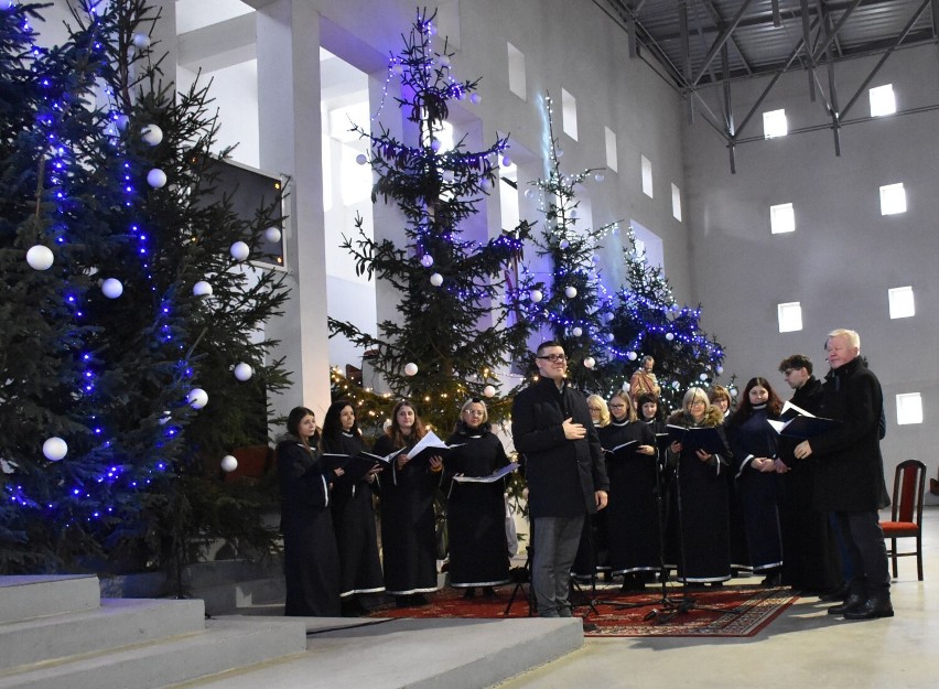 Malbork. Cantate Domino zaśpiewało kolędy dla parafian z Osiedla Południe. Niedzielny koncert w kościele św. Urszuli Ledóchowskiej