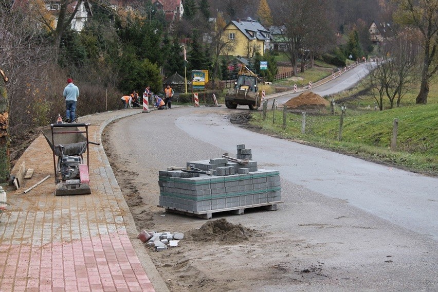Chodniki i nowa droga - inwestycje w gminie Chmielno
