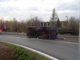 Skrzyżowanie Łódzkiej i Warszawskiej w Kaliszu znów zablokowane przez przewróconą ciężarówkę