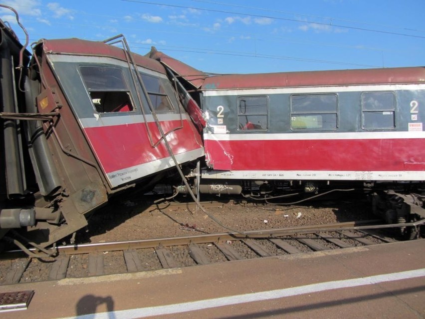 Zderzenie pociągów na dworcu w Ostrowie. To cud, że nikt nie zginął  [ZDJĘCIA]