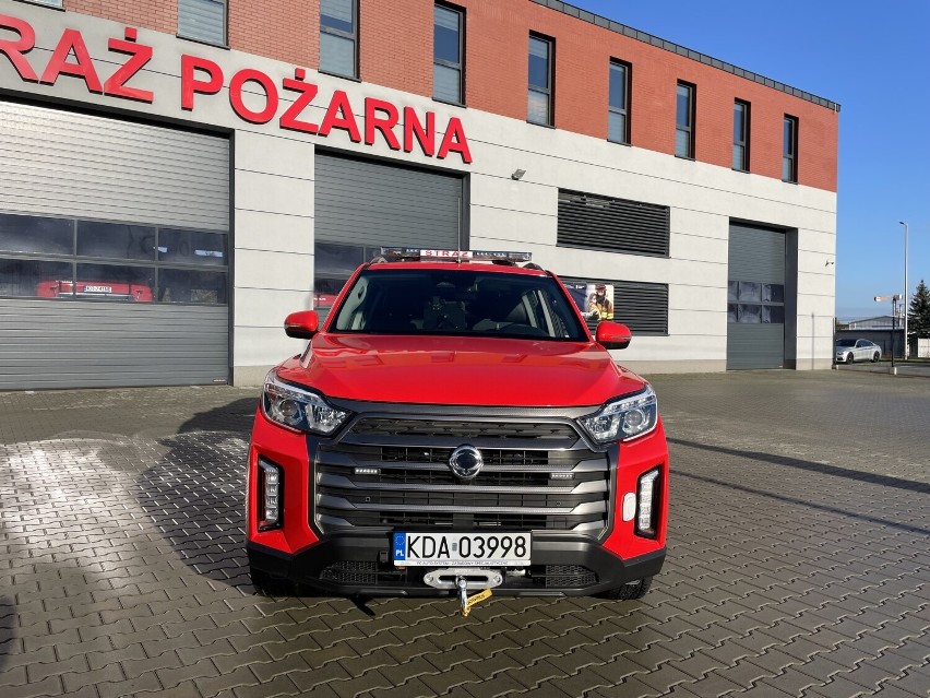 Straż pożarna z Dąbrowy Tarnowskiej ma nowy samochód za blisko 310 tys. zł. Dołożył się do niego powiat oraz gminy Mędrzechów i Bolesław