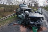 Tragiczny wypadek na DW 494 w Kalei. Dwie osoby zginęły w zderzeniu opla i vw caddy [ZDJĘCIA]