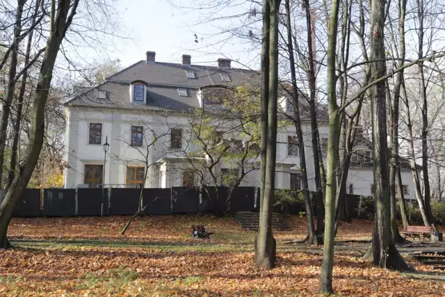 Pałac Wilhelma to piękny zabytek w Sosnowcu. Teraz jest na sprzedaż.

Zobacz kolejne zdjęcia. Przesuń w prawo - wciśnij strzałkę lub przycisk NASTĘPNE