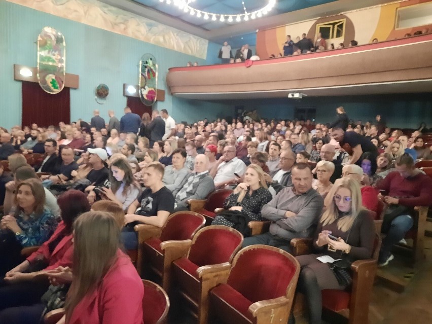 Kabaret Smile bawił publiczność na scenie Radomskiej Orkiestry Kameralnej. Zobacz zdjęcia