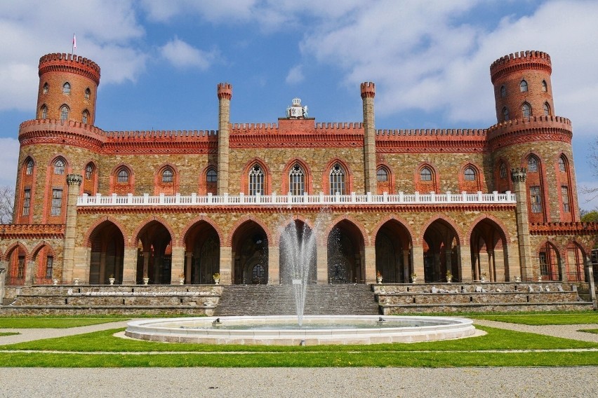 Pałac Marianny Orańskiej, malowniczo usytuowany na...