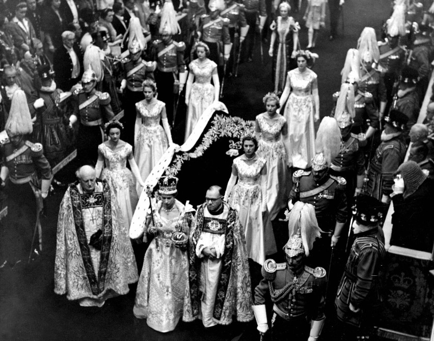 Ceremonia koronacji Elżbiety II emitowana była na żywo w...
