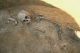 Wyjątkowe odkrycie archeologów. Grób z V wieku dwóch chłopców: Huna i Europejczyka