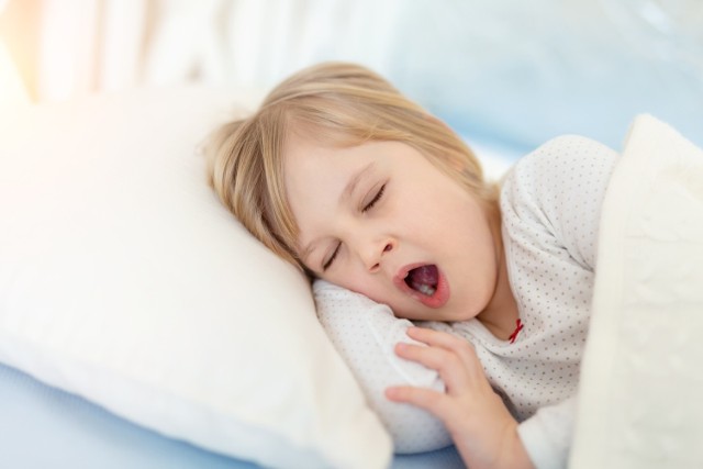 Naukowcy uważają, że wielu dorosłych, którzy cierpią z powodu bezsenności, mogło mieć problemy ze snem jako dziecko.