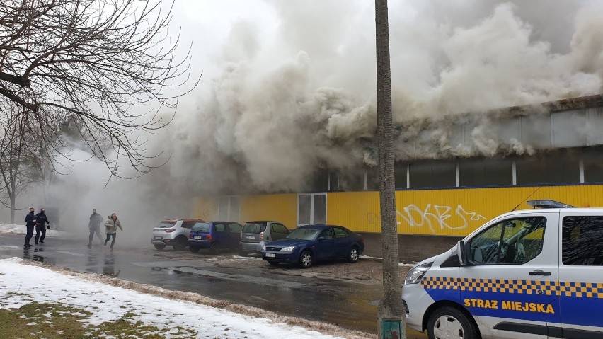 Pożar w sklepie Żabka przy ulicy Grota Roweckiego w Opolu....