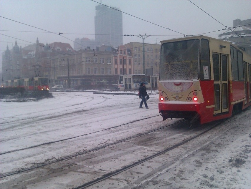 Atak zimy w Katowicach. Miasto zasypane! Źle się jeździ FOTO, WIDEO