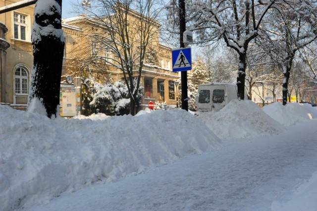 KOŚCIAN. Zima 2010 roku była szczególnie sroga, śnieg wywożono z miasta przyczepami. Pamiętacie zimę w Kościanie sprzed 10 lat?
