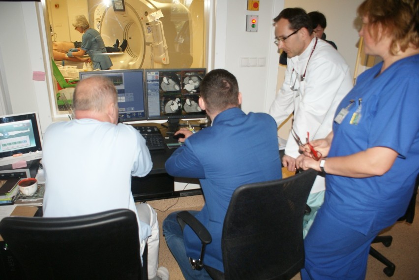 Kaliscy kardiolodzy za pomocą tomografu oglądają serca...