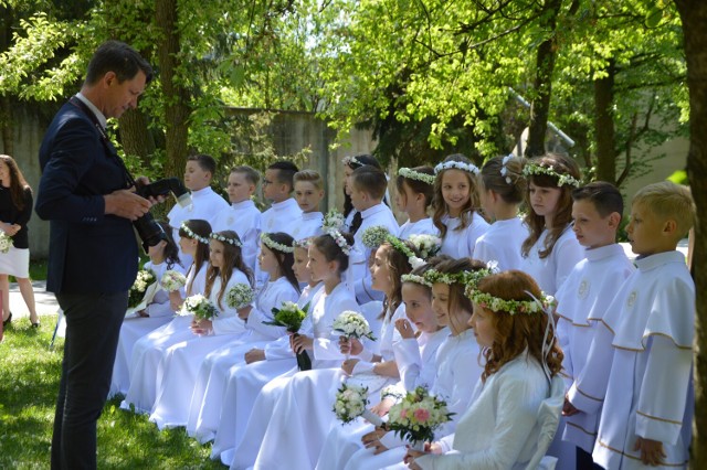 Dzieci z Niepublicznej Szkoły Podstawowej w Bełchatowie przyjęły Pierwszą Komunię Świętą w ogrodach