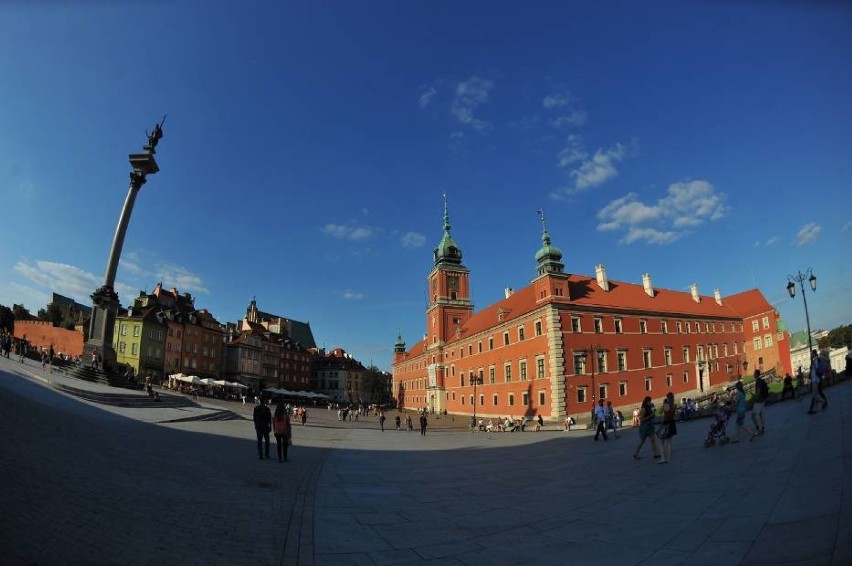 Zamek Królewski w Warszawie znajduje się przy placu Zamkowym...