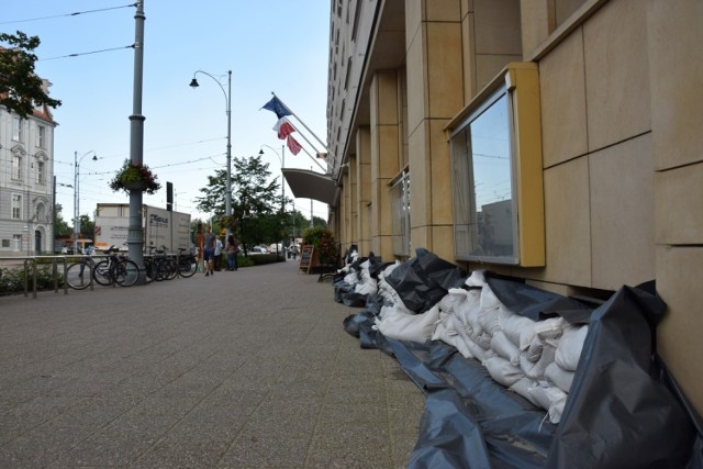 Na chodniku przed Urzędem Miejskim w Gdańsku przy ul. Nowe Ogrody leżą worki z piaskiem
