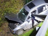 19-letni kierowca BMW przebił barierę ochronną [ZDJĘCIA]