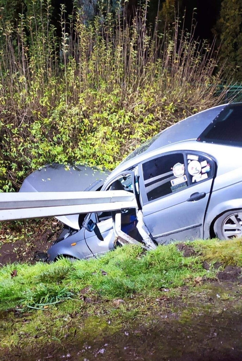 W Żurawicy pod Przemyślem 19-letni kierowca BMW przebił barierę ochronną [ZDJĘCIA]