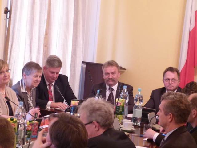 Burmistrz Kaliński (pierwszy z prawej) nie krył zadowolenia z wyniku głosowania nad projektem budżetu