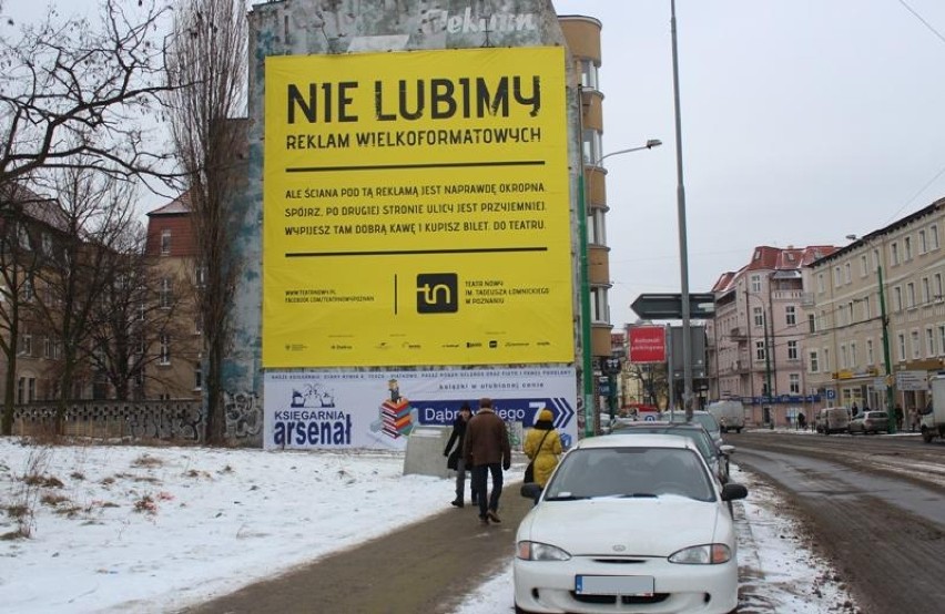 Lepsza brzydka ściana czy ogromny banner reklamowy? Teatr...