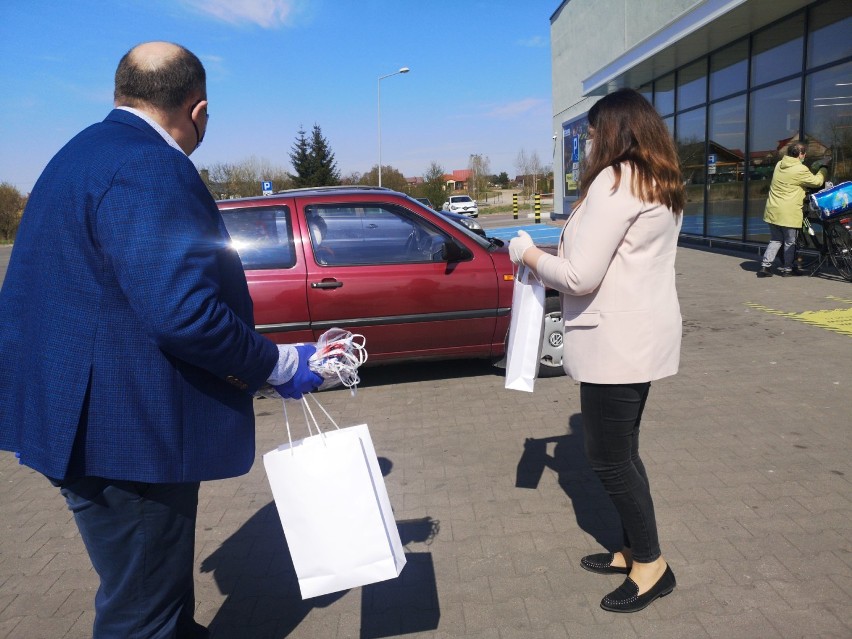 Bezpłatne maseczki ochronne dla mieszkańców Gminy Czarne od posłanki na Sejm RP i burmistrza