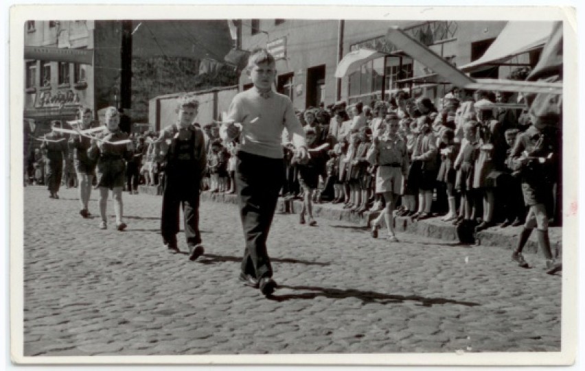 Pochód pierwszomajowy w roku 1957. Plac Wolności w Sępólnie...