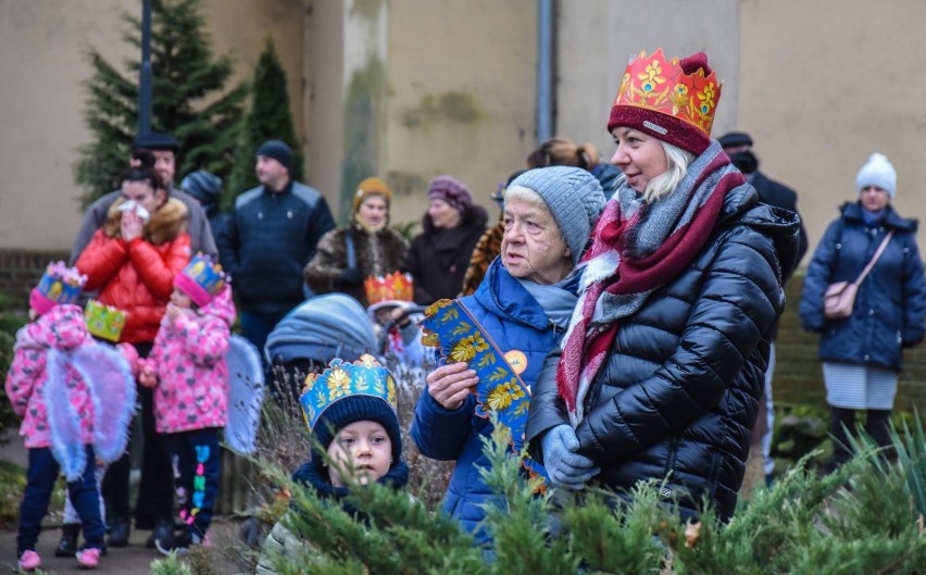 Szamotuły. Przez miasto przeszedł barwny korowód. Orszak Trzech Króli był pięknym widowiskiem! [ZDJĘCIA]