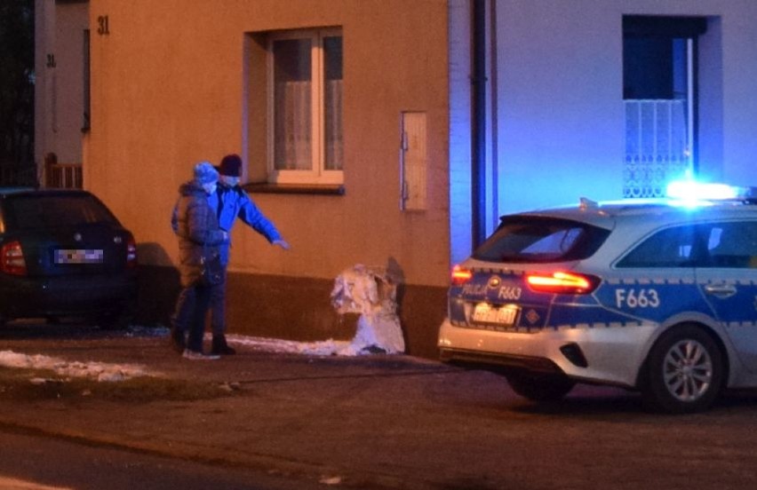 Kolizja na ul. Wojska Polskiego w Wieluniu. Zderzyły się dwie osobówki. Uszkodzony został też budynek FOTO