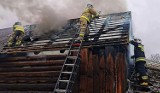 Dziesięć zastępów strażackich walczyło z ogniem w podlimanowskiej wiosce