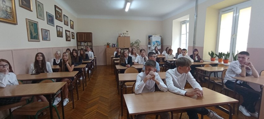 Kameralne rozpoczęcie roku szkolnego w jędrzejowskim „Reju”. Zobaczcie zdjęcia z pierwszego dnia w szkole klas pierwszych
