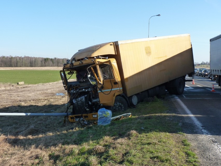 Wypadek na DK 1 w Kamieńsku. Zderzyły się ciężarówki