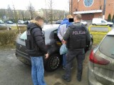 Dwaj mężczyźni aresztowani za włamanie i kradzież karabinu [zdjęcia]
