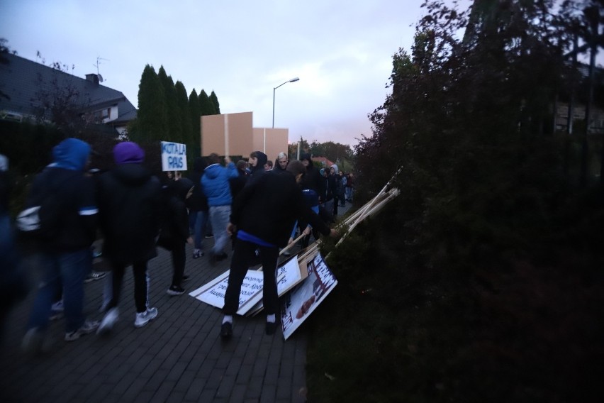 Kibice Ruchu protestujący pod domem prezydenta Kotali