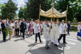 Piękna oprawa mszy świętej, wiele osób na procesji Bożego Ciała w parafii Przemienienia Pańskiego w Kielcach Białogonie [ZDJĘCIA] 