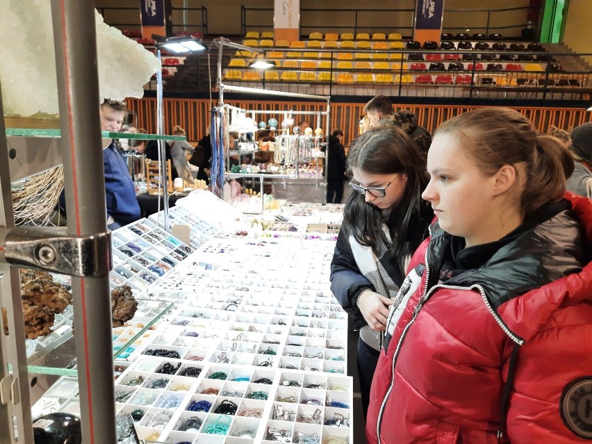 Giełda minerałów i biżuterii i skamieniałości GeoExpo w Radomiu. Można kupić wyroby jubilerskie, kamienie, minerały. Zobacz zdjęcia