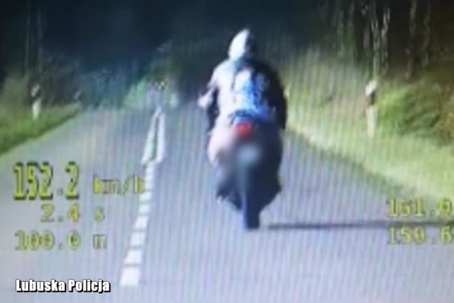 Motocyklista dokonywał pełnej ekwilibrystyki na drodze nie luzując manetki gazu.