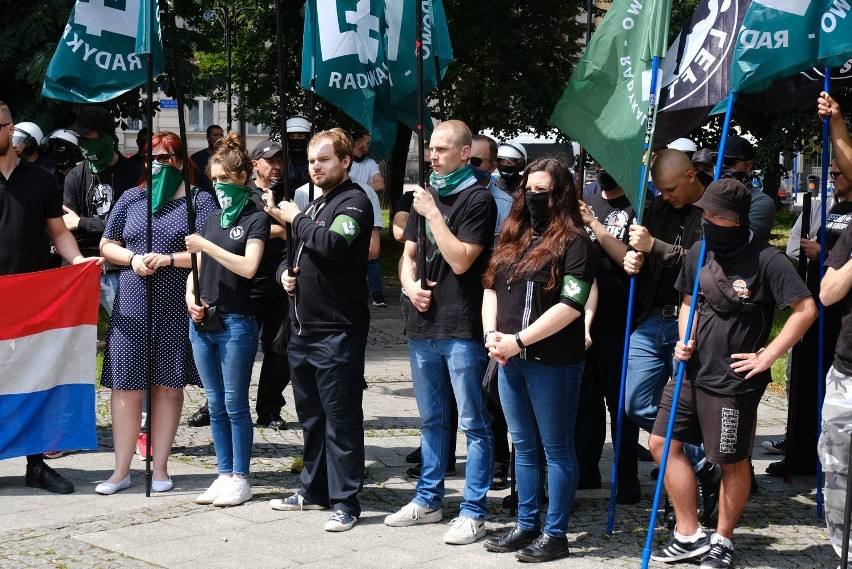 Marsz narodowców w Katowicach [ZDJĘCIA, WIDEO]. Były okrzyki "białe życie ma znaczenie" czy "nadchodzą nacjonaliści"