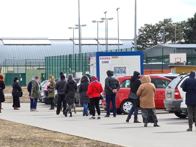 W Toruniu działają cztery punkty poboru wymazów. Tworzą się przed nimi gigantyczne kolejki. W mobilnych punktach (np. przy Motoarenie) wymazy pobierane są wprost z auta. Do pobierania wymazów służą specjalne namioty. Jeszcze w grudniu w Toruniu badanie na koronawirusa zrobić można było w ośmiu punktach. Teraz torunianie testowani są w czterech miejscach. Każdego dnia w Toruniu pobiera się 300 -400 wymazów. Na wyniki trzeba czekać jeden-dwa dni.