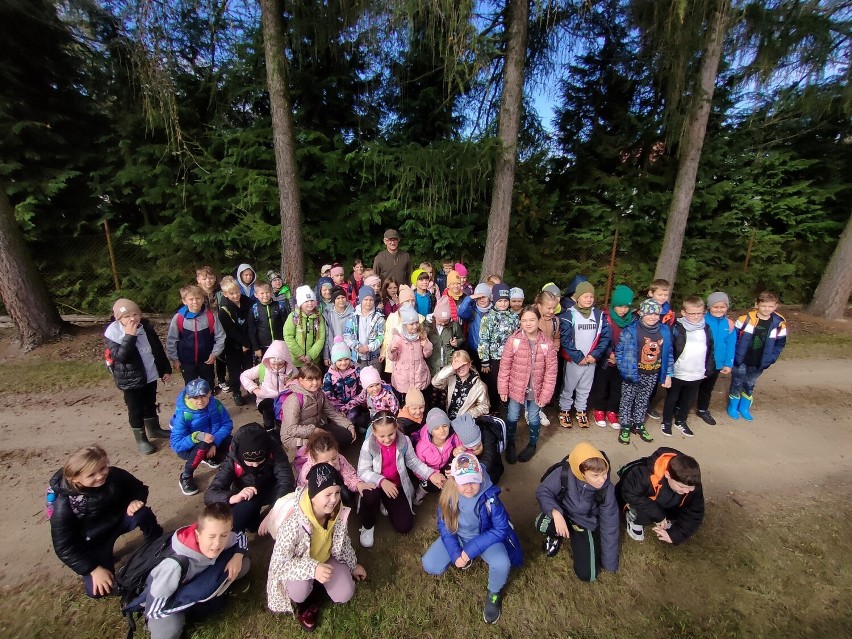 Uczniowie z wieluńskiej piątki na wycieczce w Leśnym Punkcie Edukacyjnym w Niżankowicach