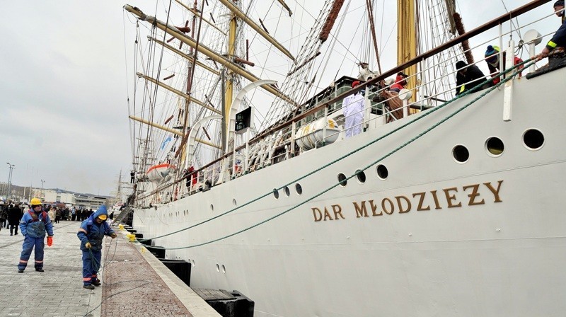 Dar Młodzieży wypłynął z Gdyni. Rozpoczął się rejs szkoleniowy dla młodzieży [ZDJĘCIA]