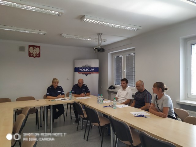 Policjanci z Golubia-Dobrzynia spotkali się z przedstawicielami lokalnych klubów piłkarskich, by omówić temat bezpieczeństwa na obiektach sportowych