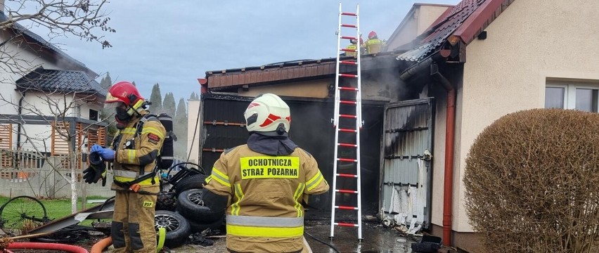 Pożar garażu gasiło 6 zastępów strażackich z Kwidzyna i...