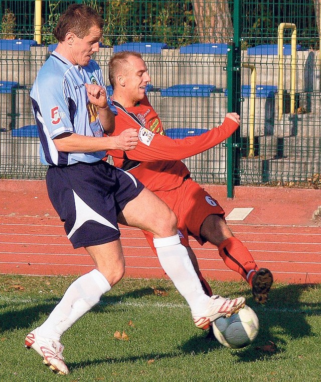 O piłkę walczy gracz Pogoni Ekologa Piotr Werner (czerwony strój)
